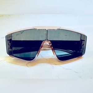 Diorxtrem MU

Dior Pink Gold Mask Sunglasses with Changeable Lenses (Xmas Gift)